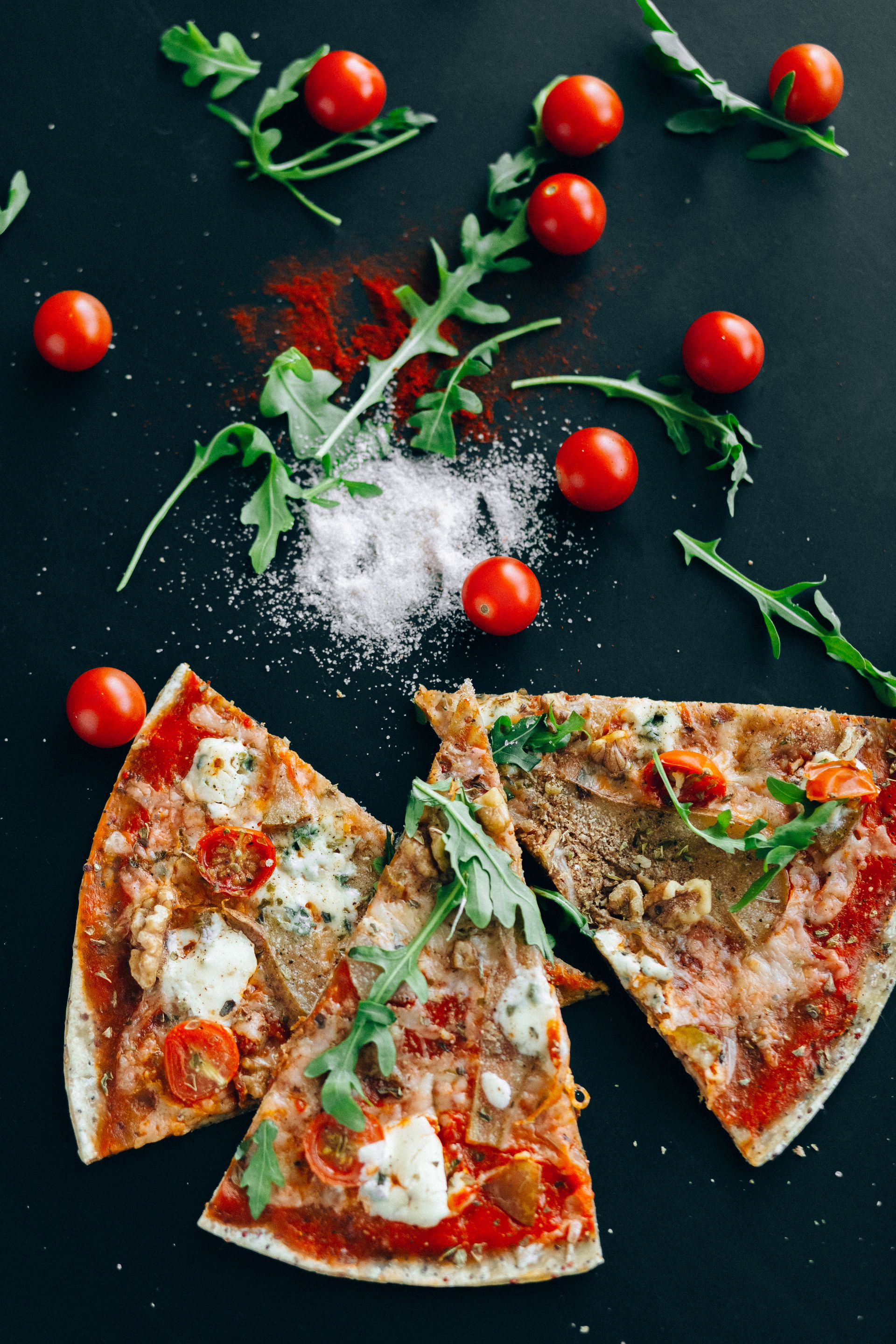 Frische Pinsa Romana mit Tomaten und Rucola bei Ben Fatto in Lausen