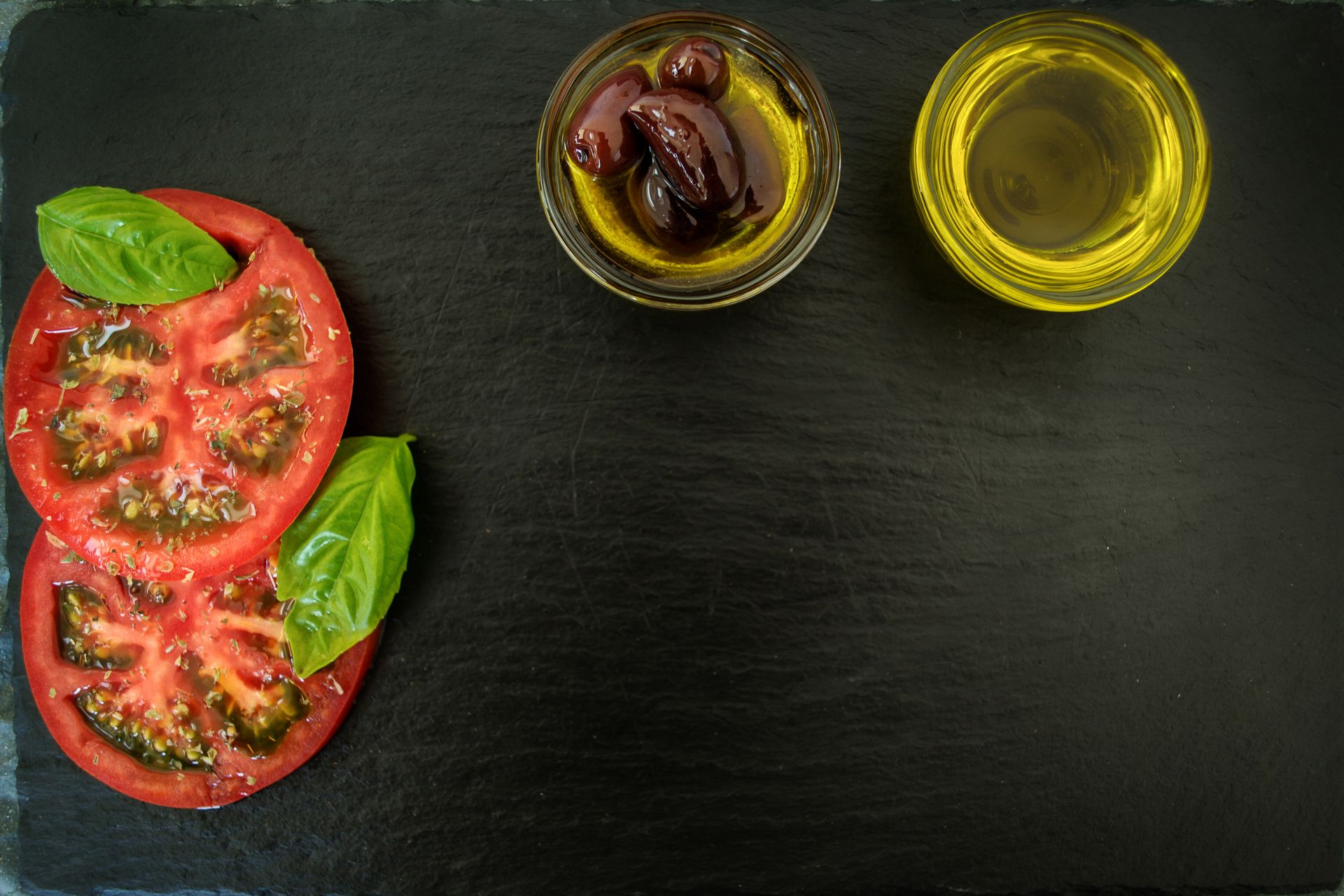 Frische italienische Zutaten: Tomaten, Basilikum, Olivenöl